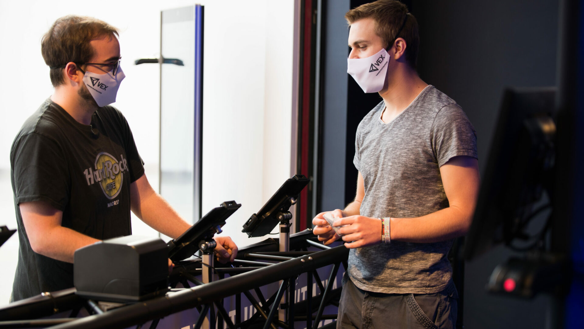 Jeder kann sich einfach registrieren, um VEX-Attraktionen zu spielen und an der VEX eSports League teilzunehmen