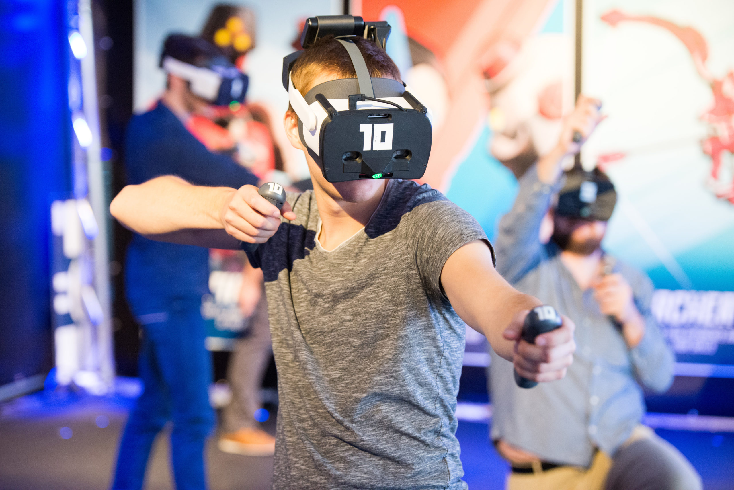 Schnapp dir deine Waffen und kämpfe gegen deine Freunde in Free-Roaming-VR für ortsbezogene Unterhaltung